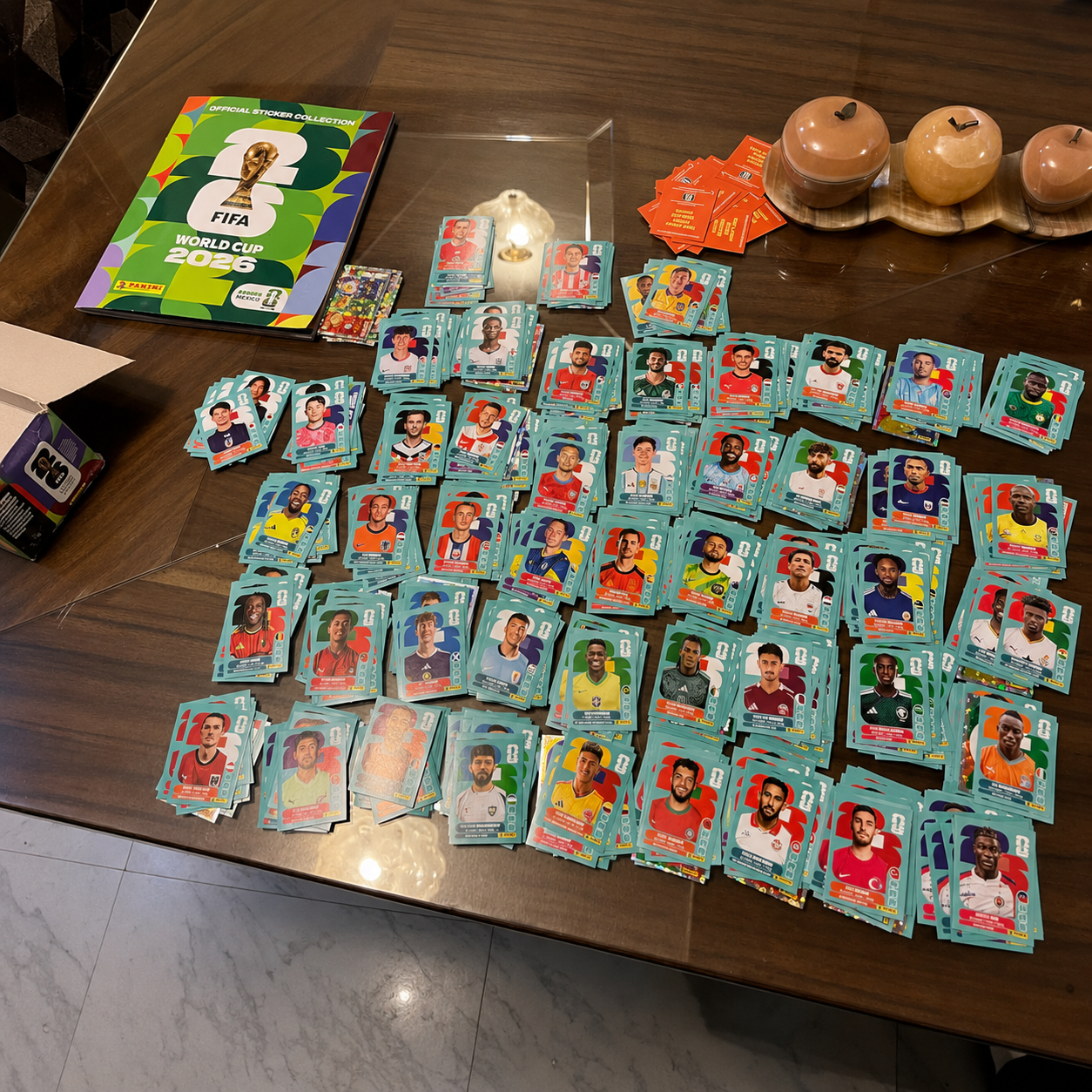 Caja con 100 Sobres Panini — FIFA World Cup 2026