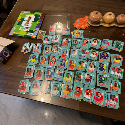 Caja con 100 Sobres Panini — FIFA World Cup 2026